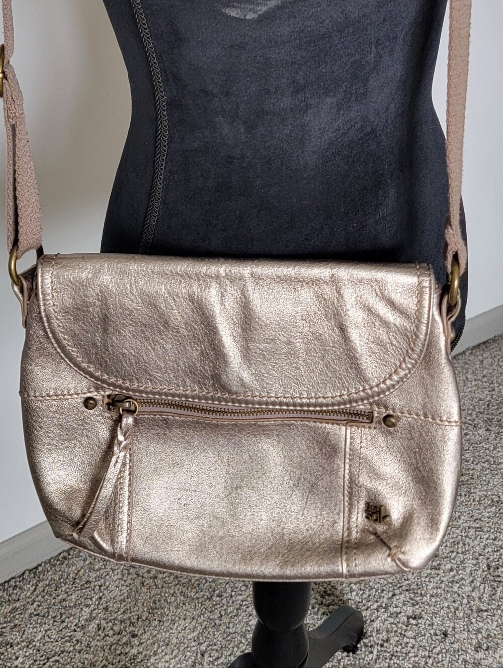 The SAK Metallic Gold Crossbody Shoulder Bag - Women
